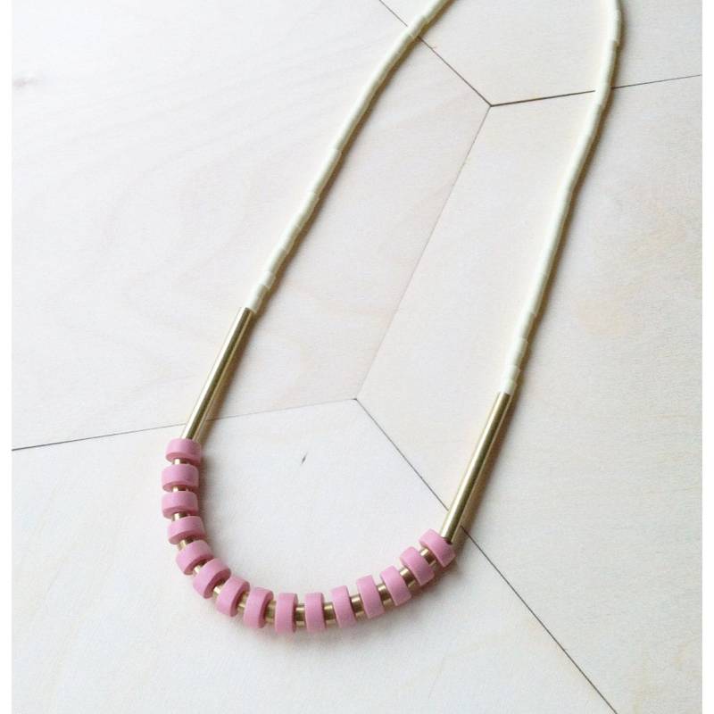 Handgemachte Heishi-Halskette Mit Akzentperlen Aus Messing Handgemachte Heishi-Halskette Mit Akzentperlen Aus Messing von LoelaLoela