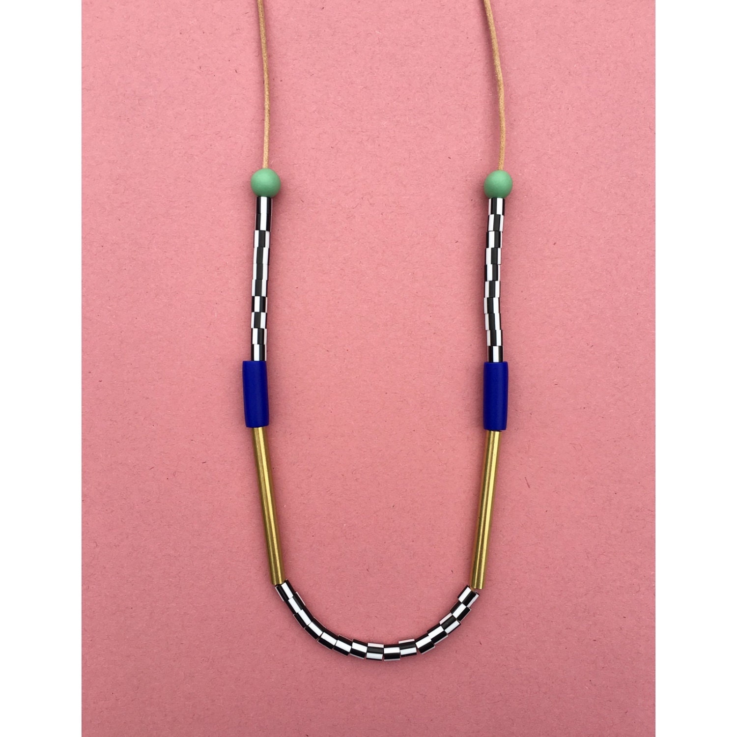 Neue Memphis Halskette in Kobalt Und Mint, Bunte Perlengefädelte Neue Memphis Halskette in Kobalt Und Mint, Bunte Perlengefädelte von LoelaLoela