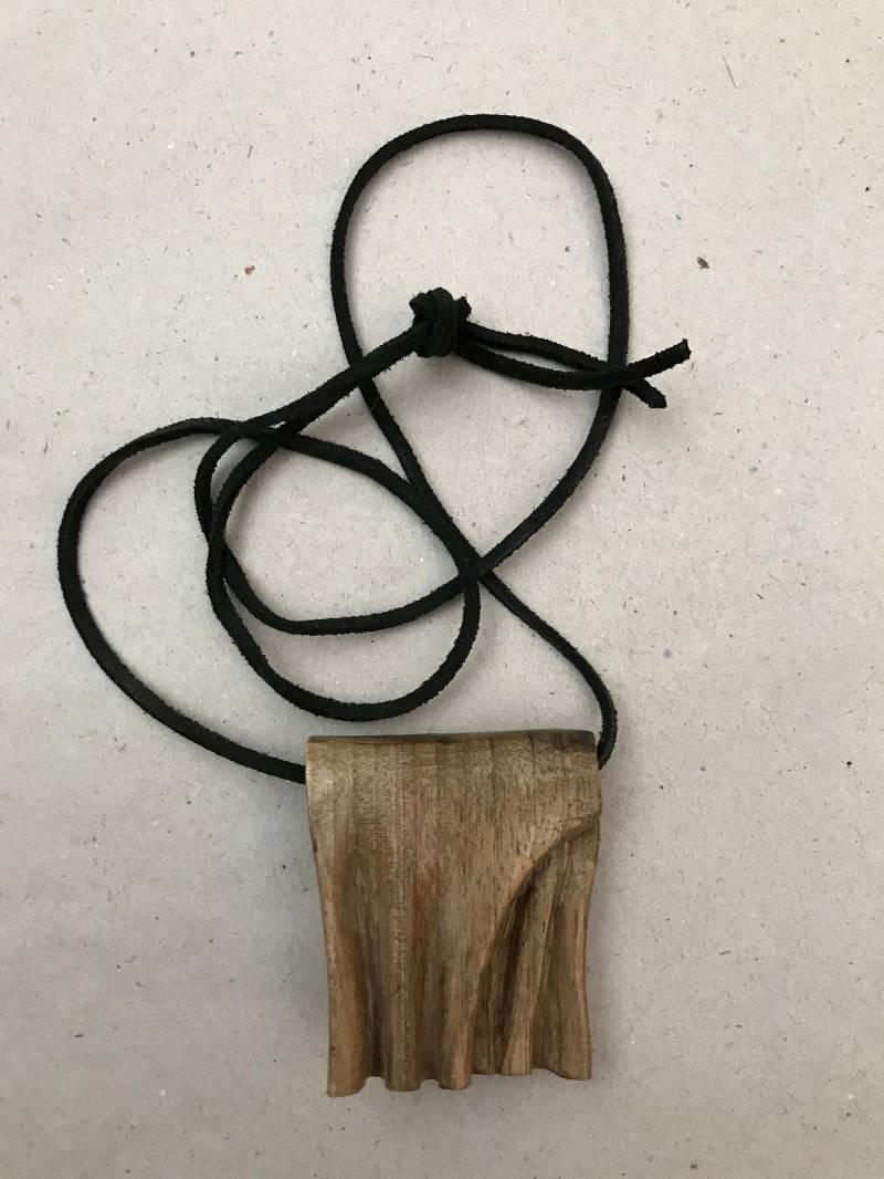 Holzschmuck, Schmuckanhänger Aus Holz, Lederband von Loewenburggalerie