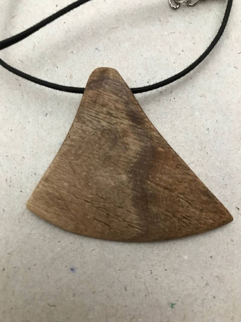 Holzschmuck, Schmuckanhänger Aus Walnussholz, Lederband von Loewenburggalerie