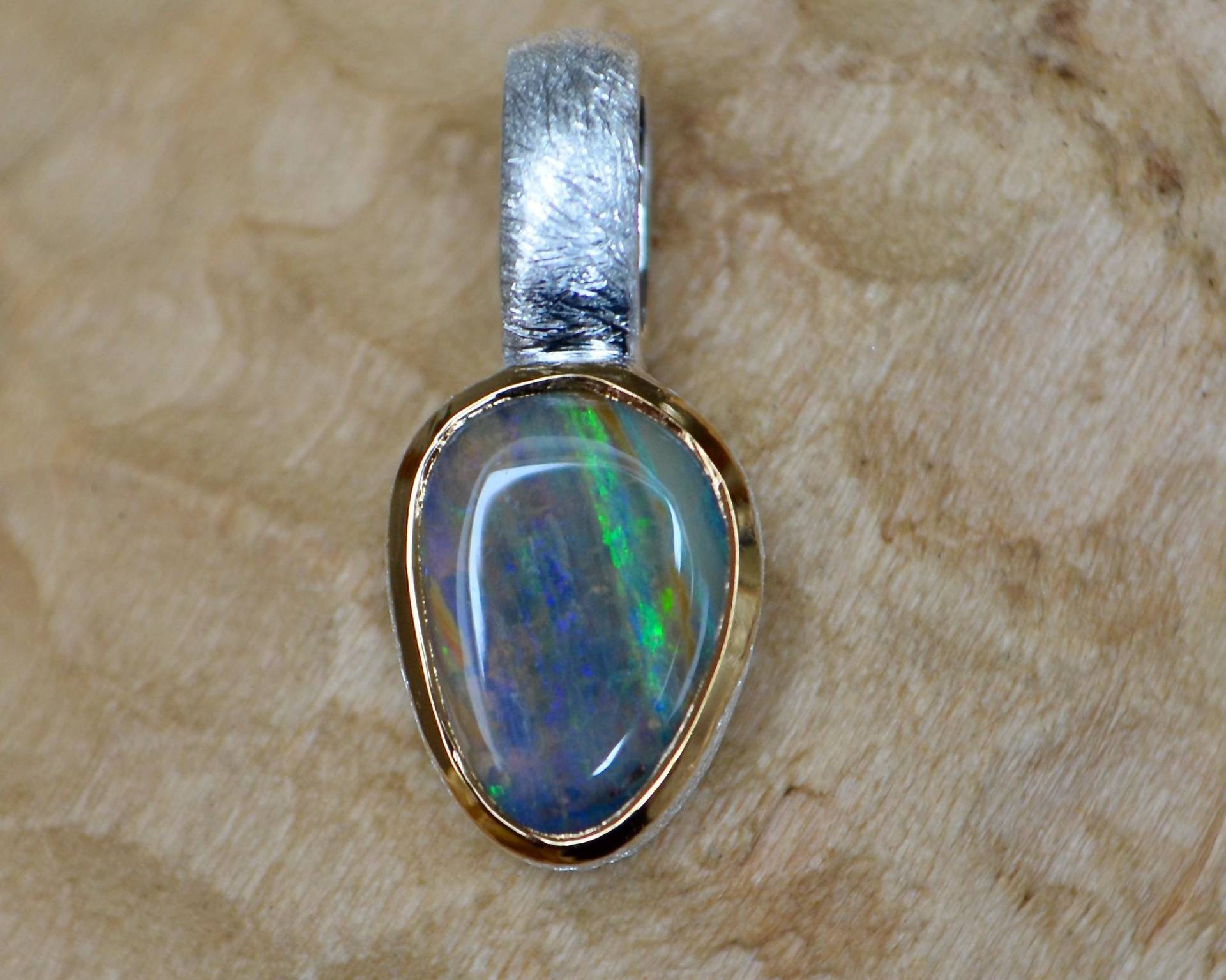 Boulder Opal Anhänger Silber Gebürstet | 5 Mikron Vergoldete Fassung Grün Blau Braun Handarbeit 925 Sterling Unikat von Loewenherzschmuck