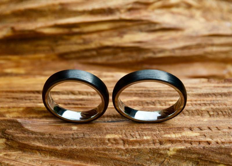 Eheringe, Titan, Carbon, Unisex Partnerringe, Schlichte Trauringe von Loewenherzschmuck