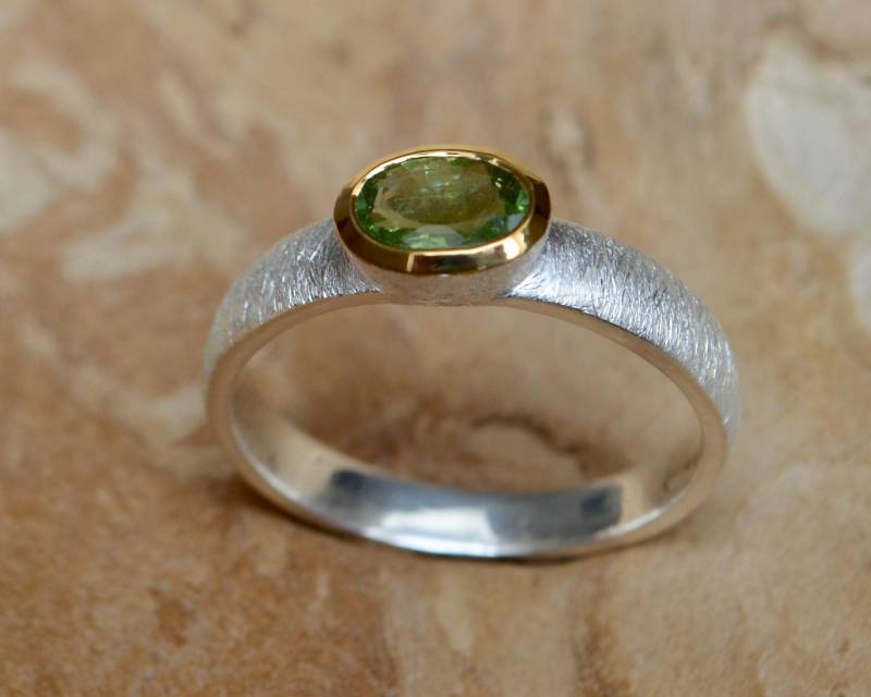 Grüner Turmalin Ring Größe 59 | Sterling Silber Gebürstet 5 Mikron Vergoldete Fassung Oval-Schliff 5x7 Mm Edelsteinring Handgemacht von Loewenherzschmuck