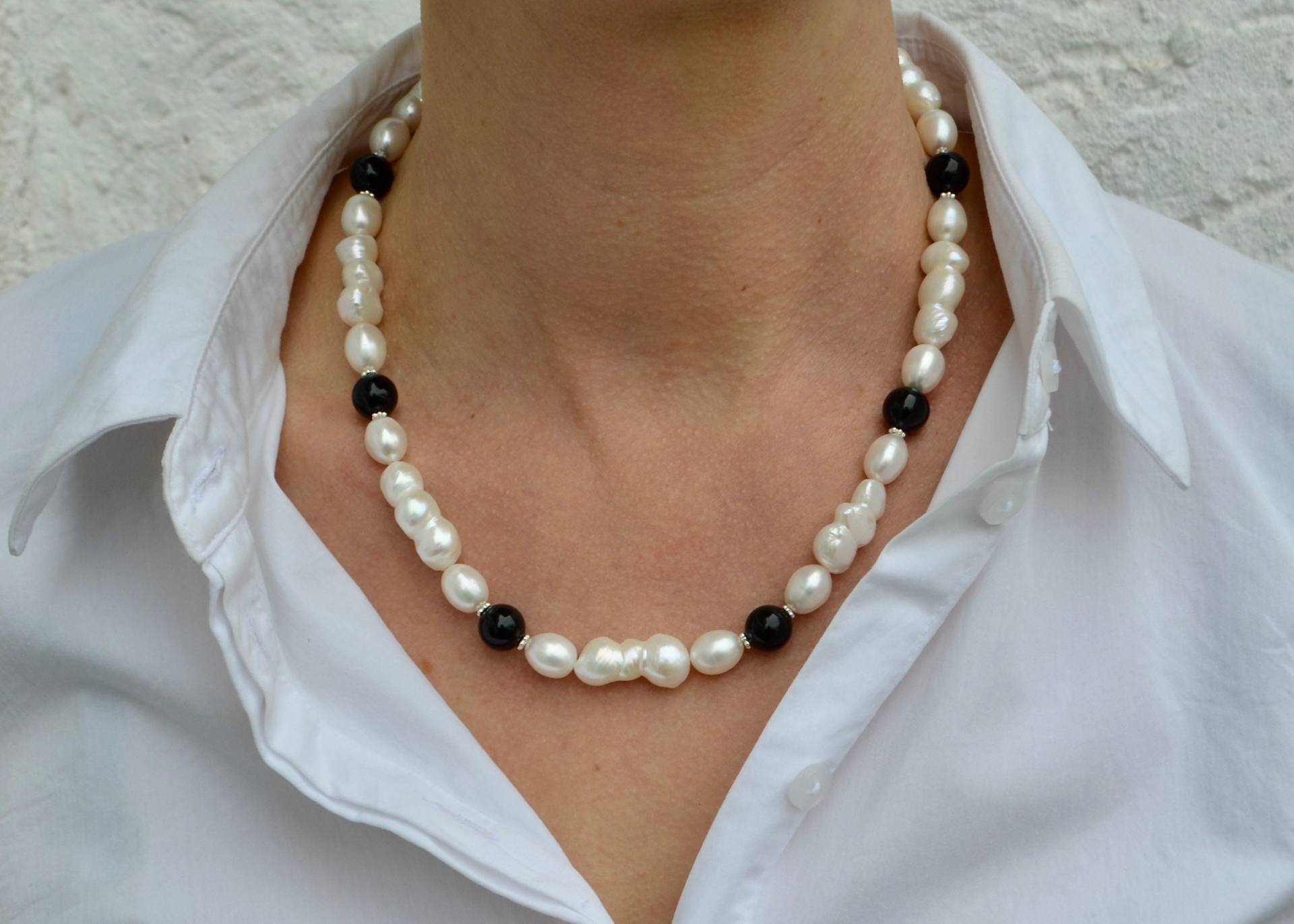 Kette Perle, Onyx, Silber, Weiße Unregelmäßige Perlen, Länge 48 cm von Loewenherzschmuck