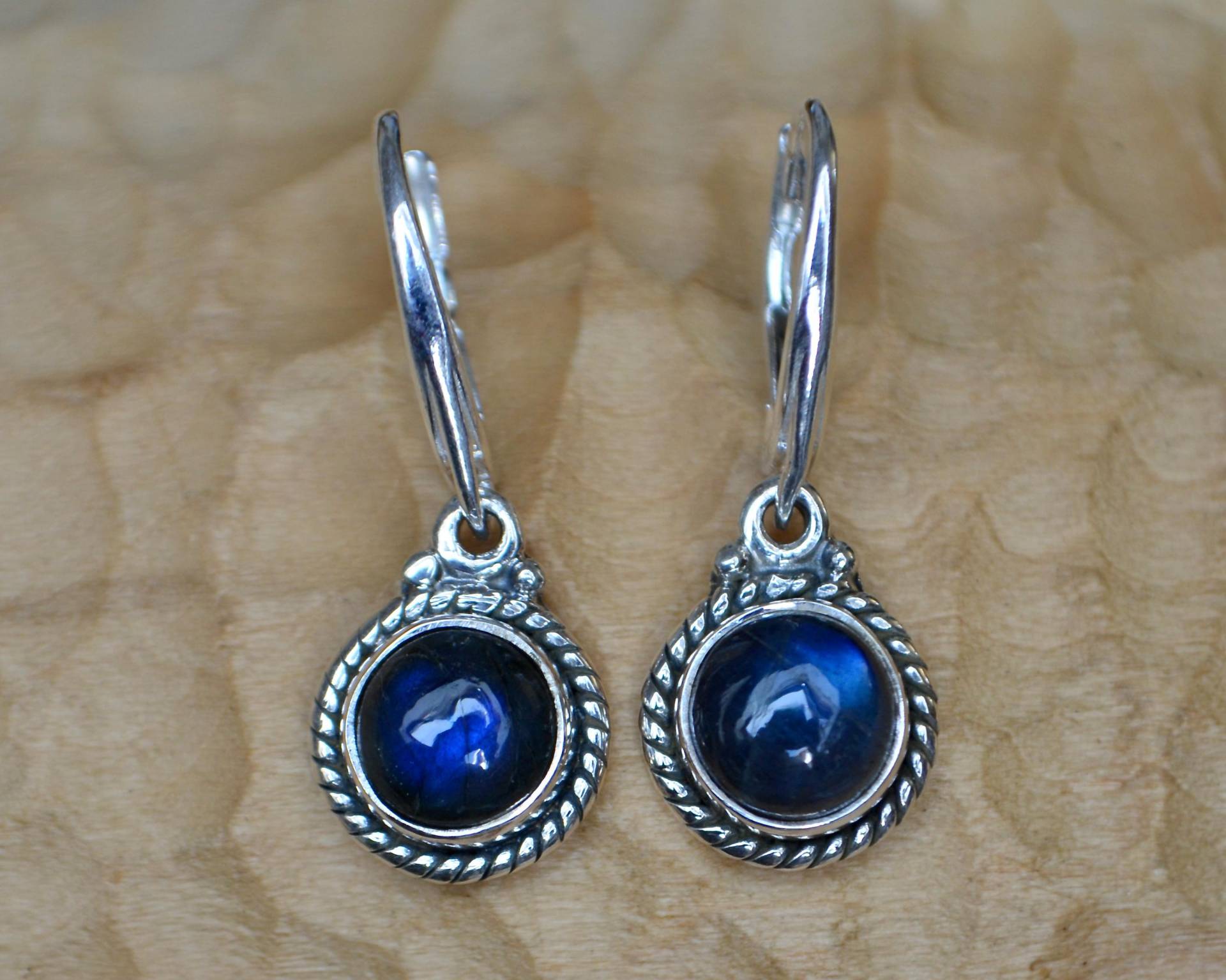 Labradorit Ohrringe Silber | 8mm Cabochon Rund Dunkelblau-Grün Klappbrisur 3 Paar Verfügbar von Loewenherzschmuck