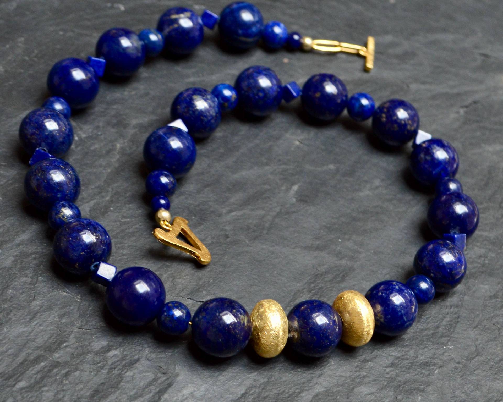 Lapislazuli-Kette Mit Vergoldetem Silber & Design-Knebelverschluss | 45 cm Handgefertigt von Loewenherzschmuck