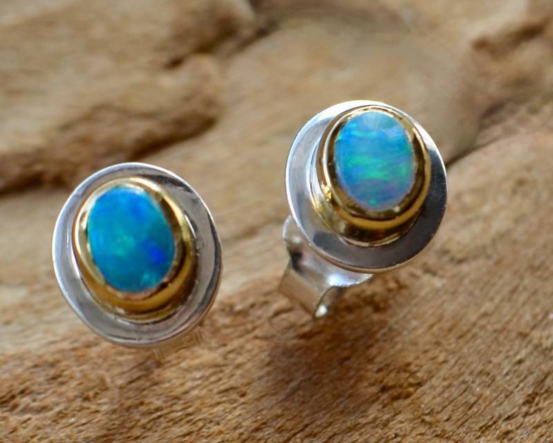 Ohrstecker Edelopal, Silber, Vergoldete Fassung, Kleine Opal von Loewenherzschmuck