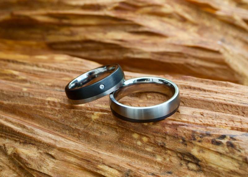 Trauringe, Titan Carbon, Diamant | 0, 02 Ct W/Si, Partnerringe, Eheringe von Loewenherzschmuck