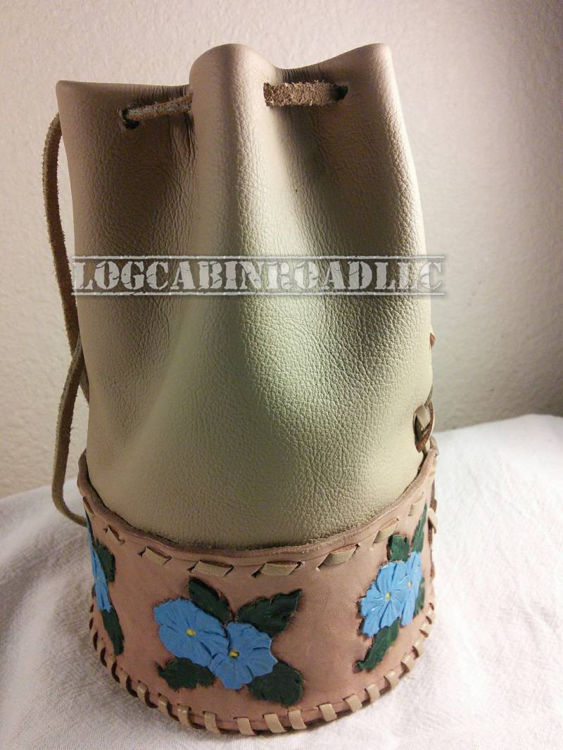 Handgenähte Ledertasche Beuteltasche Mit Blumenmuster Handgenähte Ledertasche Beuteltasche Mit Blumenmuster von LogCabinRoadLLC