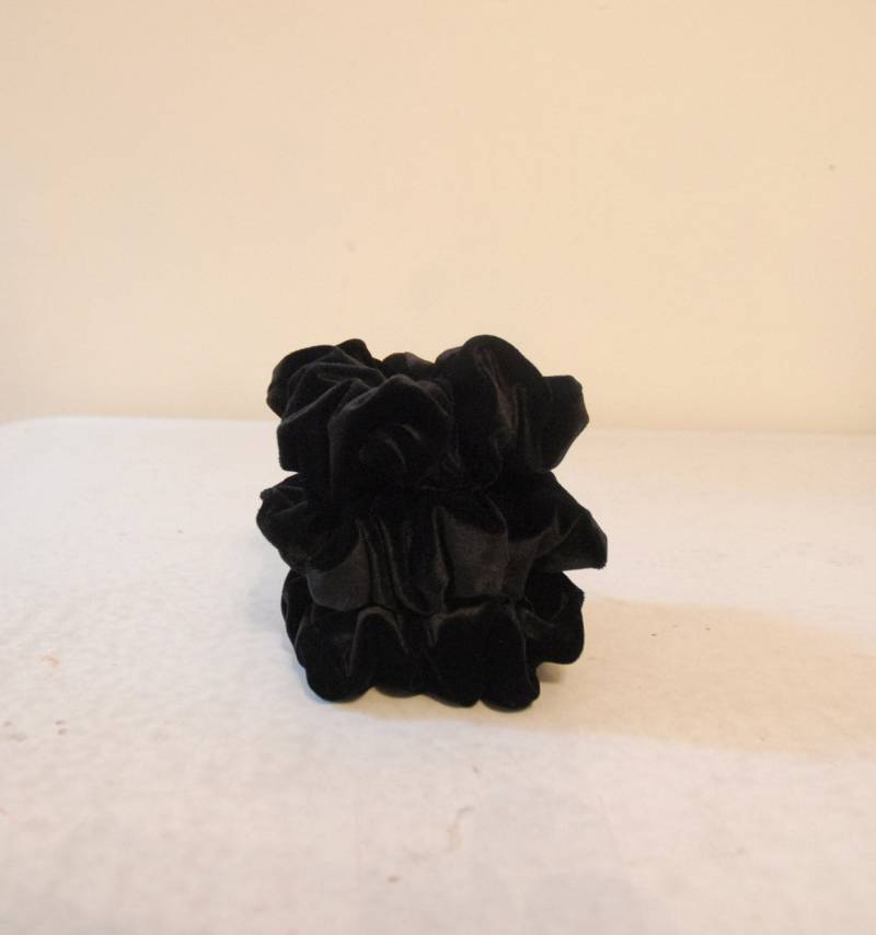 Handgefertigtes Schwarzes Samt Scrunchie Handgefertigtes Schwarzes Samt Scrunchie von LogansClothing