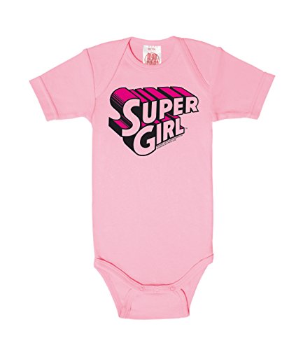 Logoshirt® DC Comics I Super Girl I Schriftzug I Logo I Baby Body Print I Kurzarm I Kleinkind I Mädchen I 100% Baumwolle I pink I Lizenziertes Originaldesign I Größe 50/56 von Logoshirt