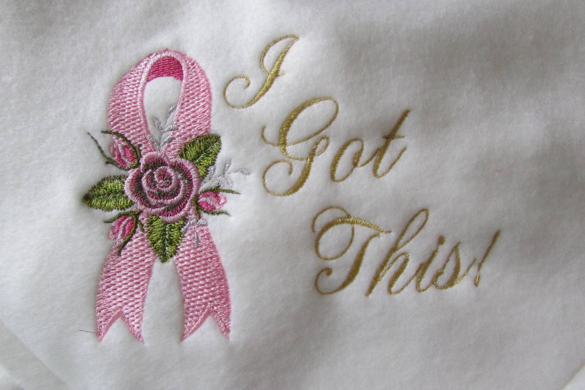 Chemo Comfort Decke/Überwurf Besticktes Brustkrebsband Mit Einzigartigem Text Chemo Comfort Decke/Überwurf Besticktes Brustkrebsband Mit Einzigartigem Text von LoisLizzaCreations