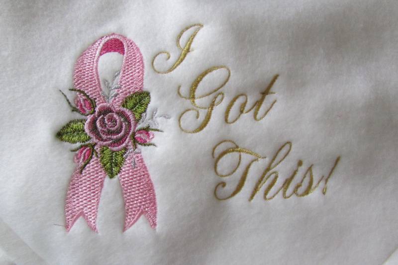 Chemo Comfort Decke/Überwurf Besticktes Brustkrebsband Mit Einzigartigem Text von LoisLizzaCreations