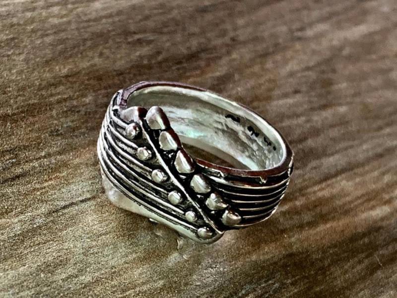 Gitarren Ring R10299 Gr. 12 Symbologie Von Lois Wagner Gitarren Ring R10299 Gr. 12 Symbologie Von Lois Wagner von LoisWagnerOriginals