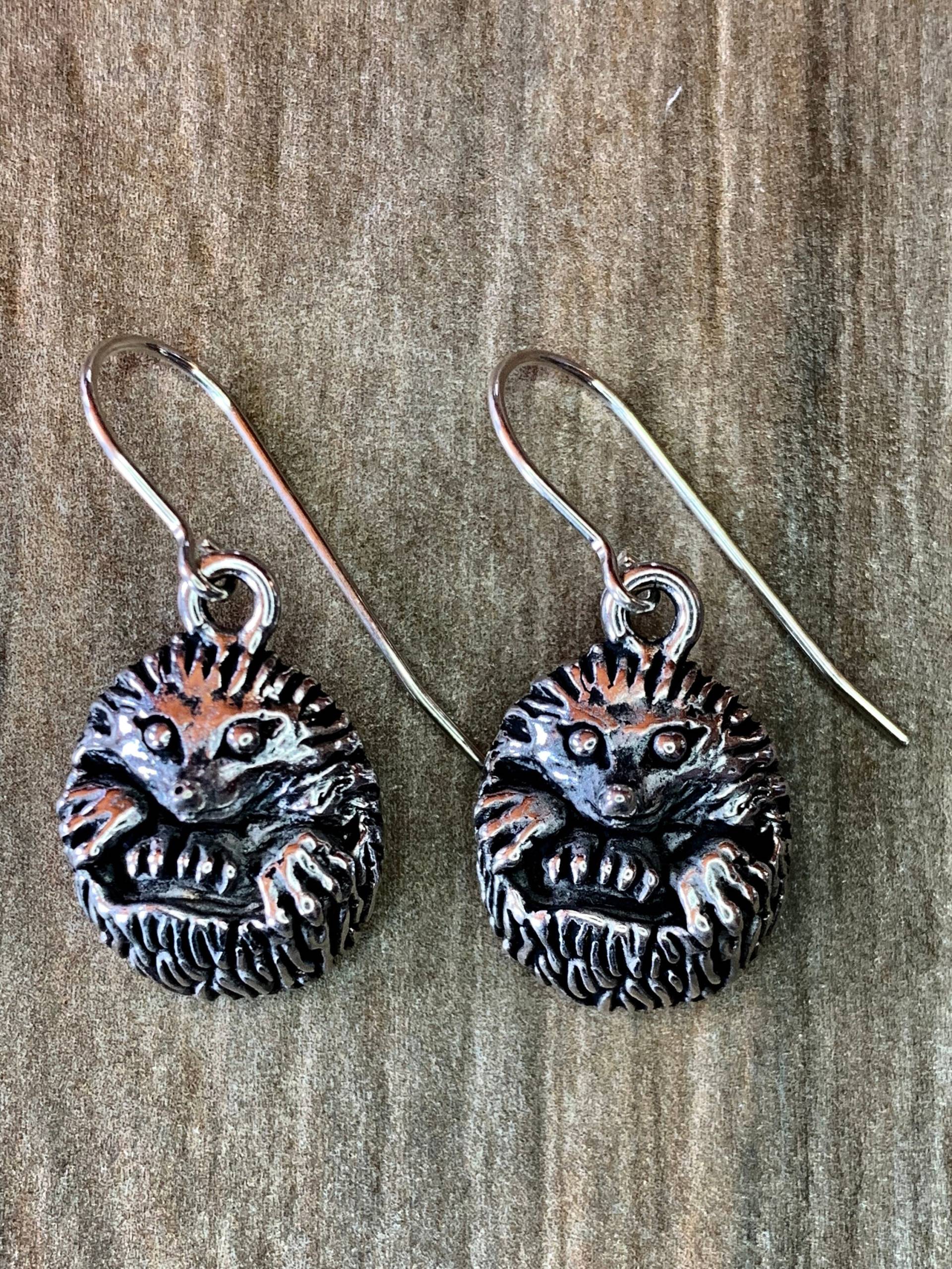 Igel Ohrringe, Charmanter Schmuck, Symbol Für Reichtum Und Glück, Böses Abwehren, Anziehen, China, Japan Igel Ohrringe, Charmanter Schmuck, Symbol Für Reichtum Und Glück, Böses Abwehren, Anziehen, China, Japan von LoisWagnerOriginals