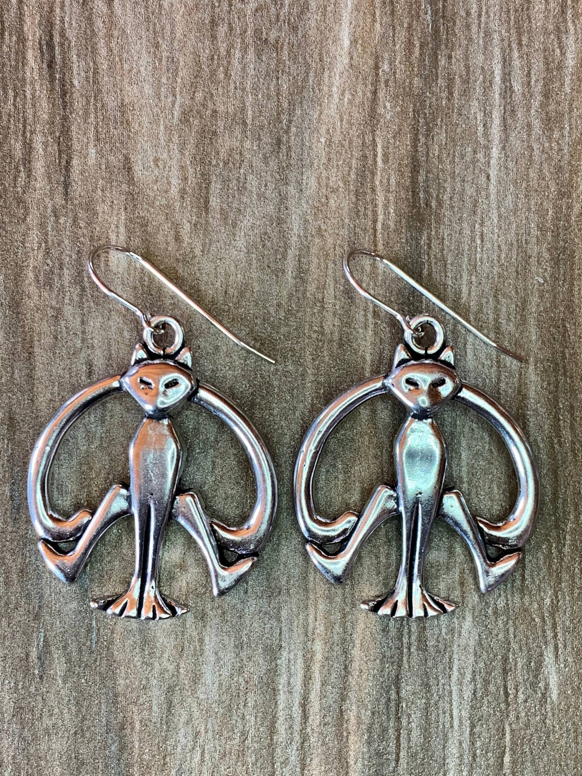 Katze Peace Zeichen Ohrringe, Kitty Schmuck, Feline Charme, Geschenk Für Sie, Geschenke Katzenliebhaber, Tiere, Katzendame Katze Peace Zeichen Ohrringe, Kitty Schmuck, Feline Charme, Geschenk Für Sie, Geschenke Katzenliebhaber, Tiere, Katzendame von LoisWagnerOriginals