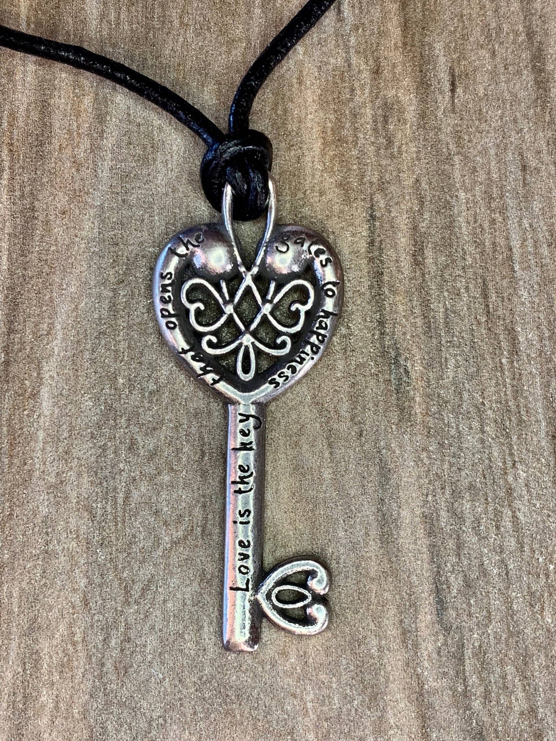 Liebe Ist Der Schlüssel, Das Tor Zum Glück Öffnet Halskette, Geschenk Für Sie, Frau, Freundin, Herz-Schlüssel-Schmuck Liebe Ist Der Schlüssel, Das Tor Zum Glück Öffnet Halskette, Geschenk Für Sie, Frau, Freundin, Herz-Schlüssel-Schmuck von LoisWagnerOriginals