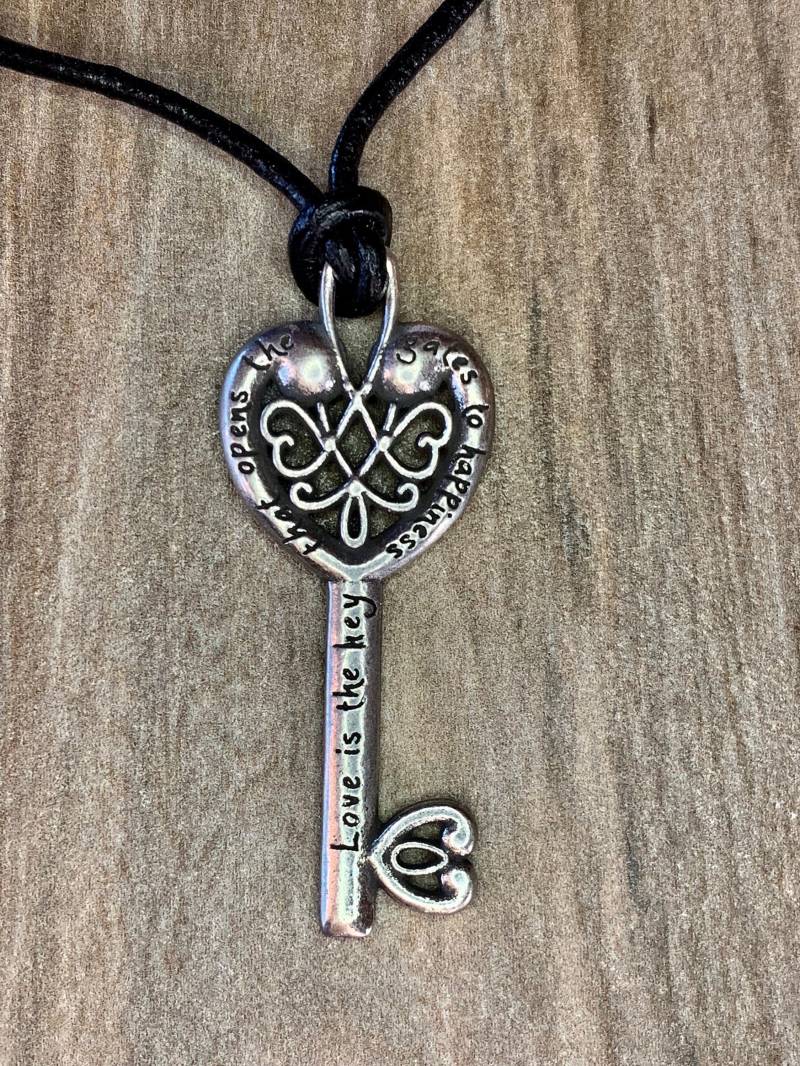 Liebe Ist Der Schlüssel, Das Tor Zum Glück Öffnet Halskette, Geschenk Für Sie, Frau, Freundin, Herz-Schlüssel-Schmuck von LoisWagnerOriginals