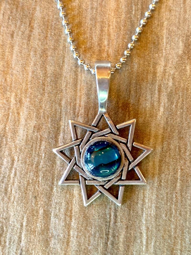 Neunstrahlige Sternkette Mit Blauem Paua Shell Cabochon, Symbologie Bahai 9 Ganzheitlichkeit Und Vollkommenheit Neunstrahlige Sternkette Mit Blauem Paua Shell Cabochon, Symbologie Bahai 9 Ganzheitlichkeit Und Vollkommenheit von LoisWagnerOriginals