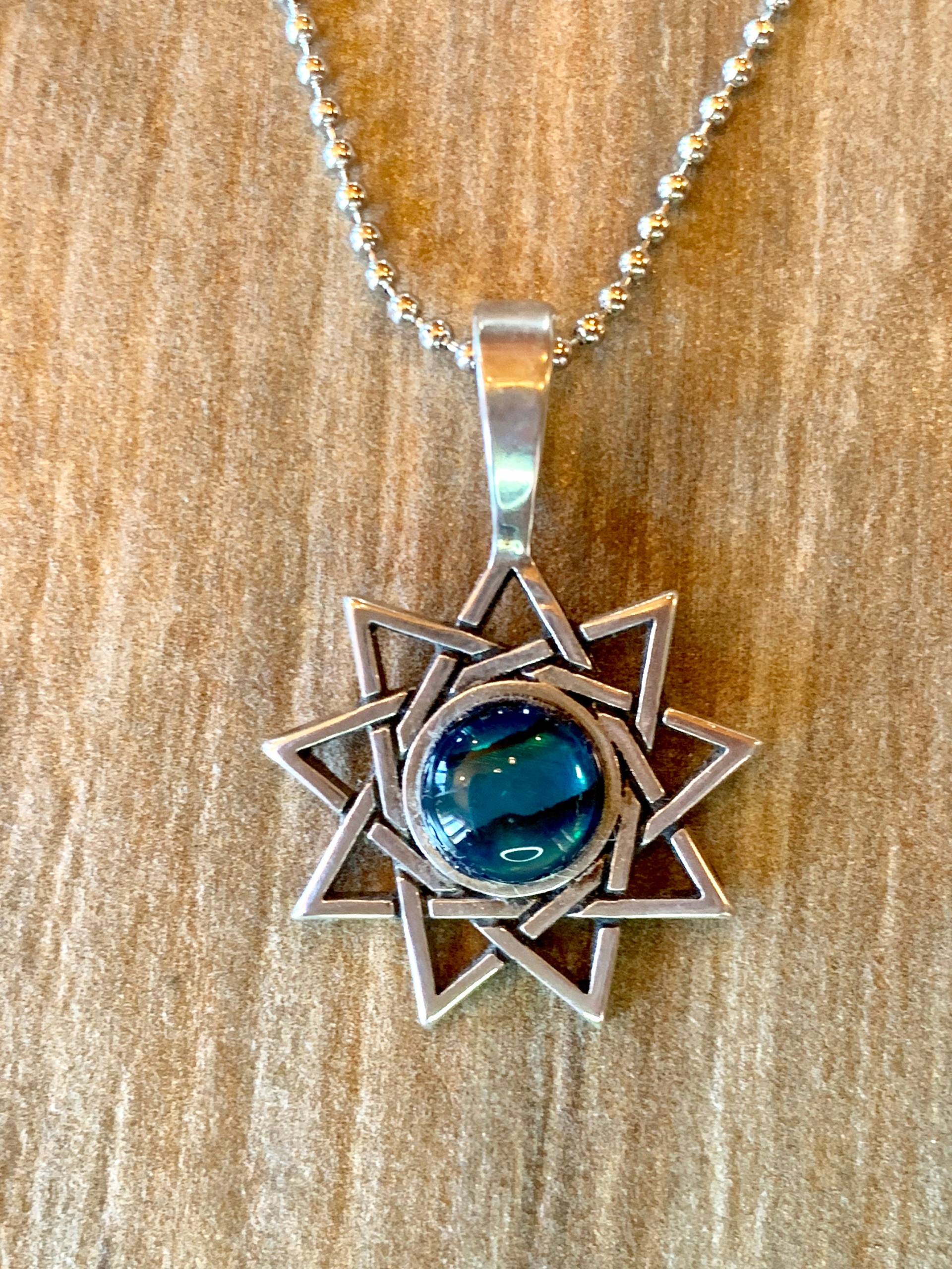 Neunstrahlige Sternkette Mit Blauem Paua Shell Cabochon, Symbologie Bahai 9 Ganzheitlichkeit Und Vollkommenheit Neunstrahlige Sternkette Mit Blauem Paua Shell Cabochon, Symbologie Bahai 9 Ganzheitlichkeit Und Vollkommenheit von LoisWagnerOriginals