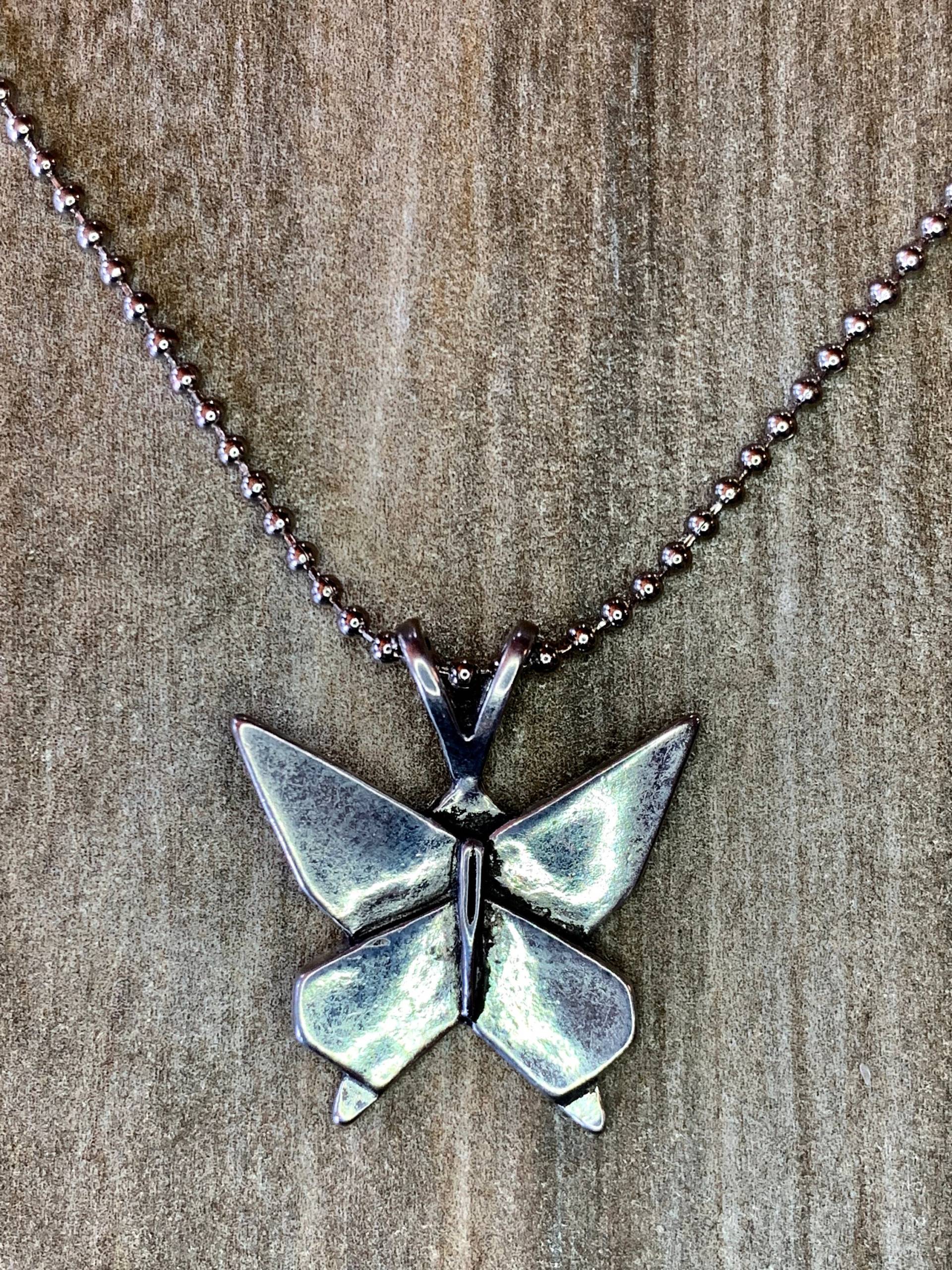 Origami Schmetterling Halskette, Symbol Der Transformation, Leichtigkeit Und Freude, Feiern Veränderung, Geschenke Für Sie, Natur - Tierliebhaber Origami Schmetterling Halskette, Symbol Der Transformation, Leichtigkeit Und Freude, Feiern Veränderung, Geschenke Für Sie, Natur - Tierliebhaber von LoisWagnerOriginals