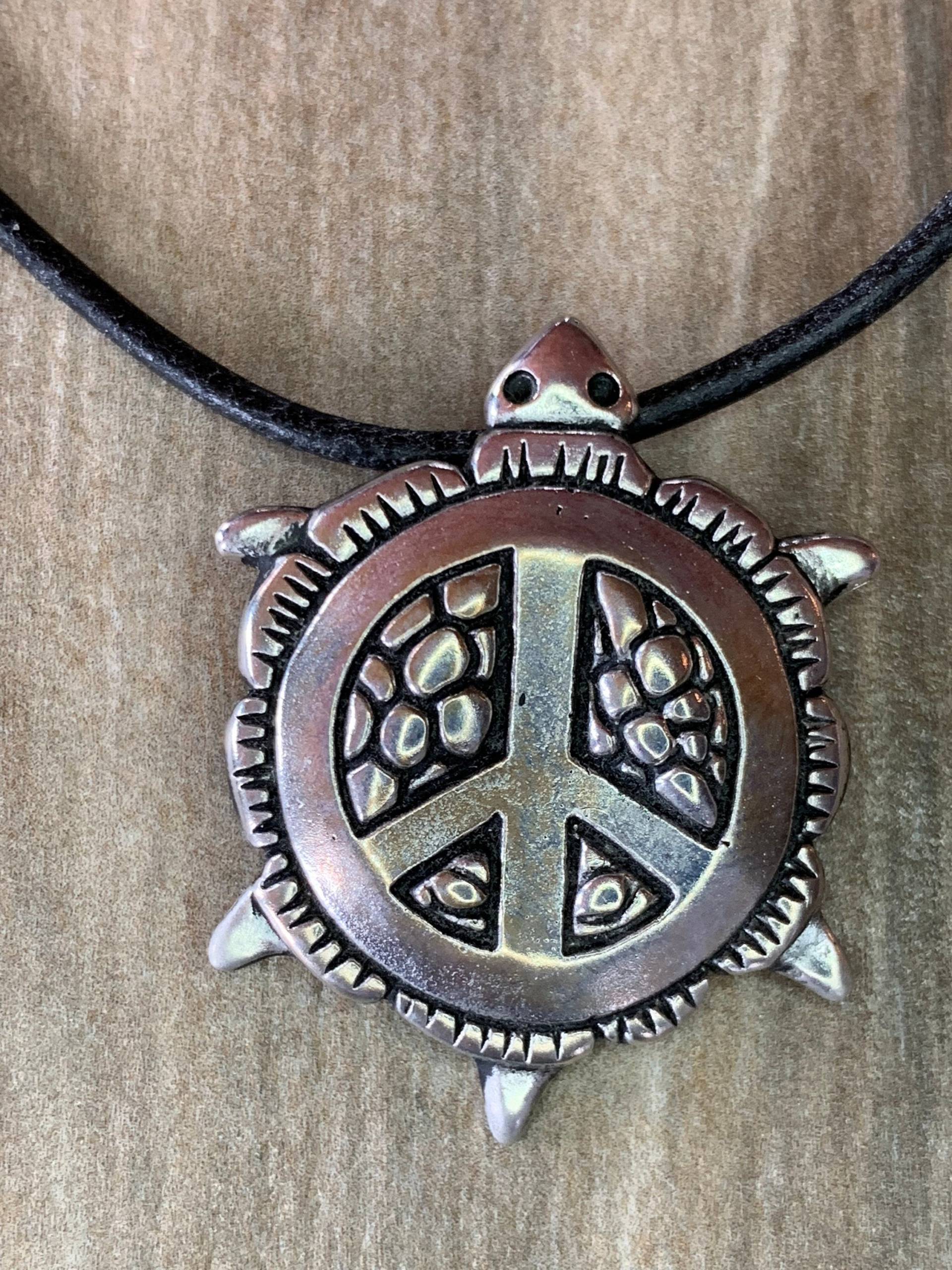 Peace Schildkröte Halskette, Symbol Für Langlebigkeit, Ausdauer Und Beharrlichkeit, Geschenke Tierliebhaber, Schmuck Boho Girl Peace Schildkröte Halskette, Symbol Für Langlebigkeit, Ausdauer Und Beharrlichkeit, Geschenke Tierliebhaber, Schmuck Boho Girl von LoisWagnerOriginals