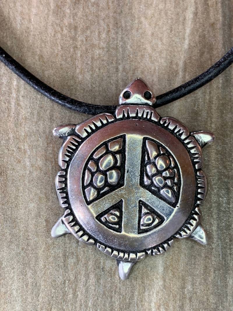 Peace Schildkröte Halskette, Symbol Für Langlebigkeit, Ausdauer Und Beharrlichkeit, Geschenke Tierliebhaber, Schmuck Boho Girl Peace Schildkröte Halskette, Symbol Für Langlebigkeit, Ausdauer Und Beharrlichkeit, Geschenke Tierliebhaber, Schmuck Boho Girl von LoisWagnerOriginals