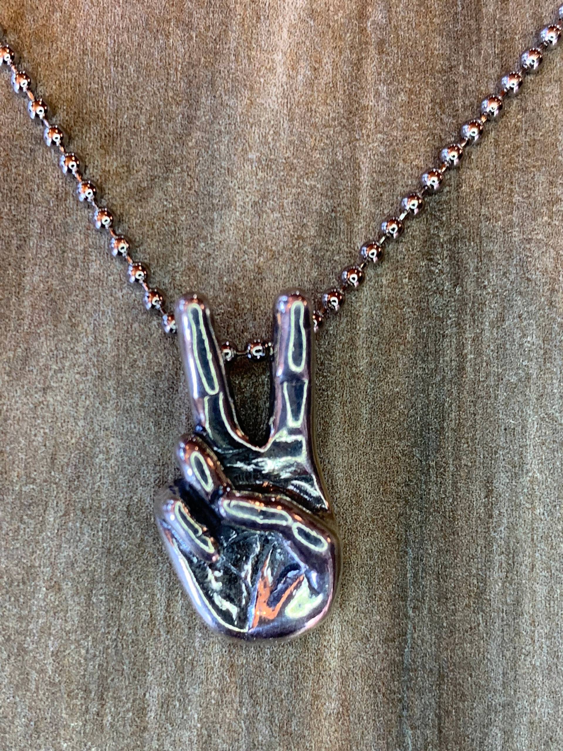 Peace Zeichen Hand Symbol Halskette, Asl Handgeste Schmuck, Best Friend Geschenke, Boho Frau, Freundin Weihnachtsgeschenk, Geschenk Für Sie Peace Zeichen Hand Symbol Halskette, Asl Handgeste Schmuck, Best Friend Geschenke, Boho Frau, Freundin Weihnachtsgeschenk, Geschenk Für Sie von LoisWagnerOriginals