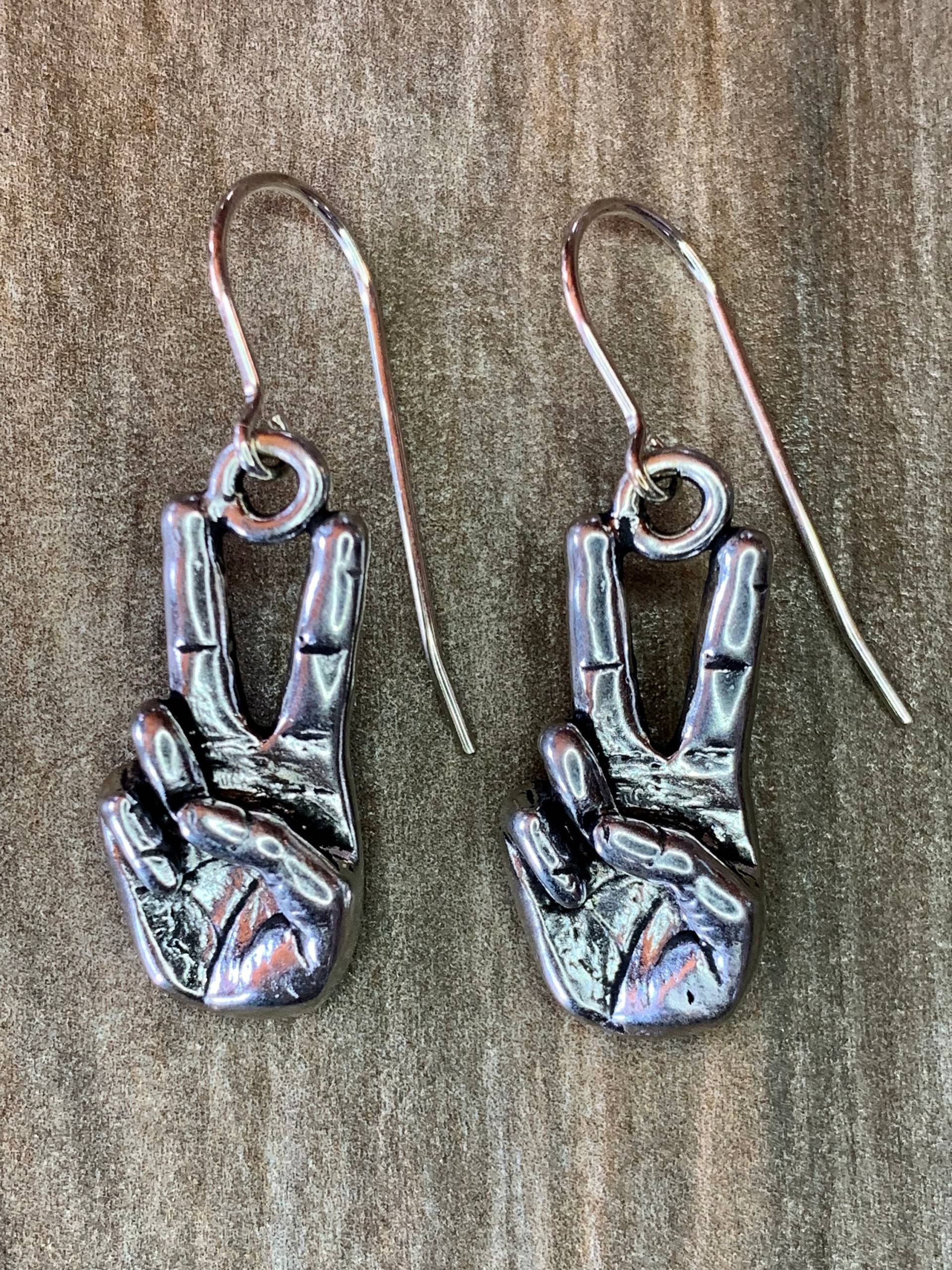Peace Zeichen Hand Symbol Ohrringe, Asl Handgeste Schmuck, Best Friend Geschenke, Boho Frau, Freundin Weihnachtsgeschenk, Geschenk Für Sie Peace Zeichen Hand Symbol Ohrringe, Asl Handgeste Schmuck, Best Friend Geschenke, Boho Frau, Freundin Weihnachtsgeschenk, Geschenk Für Sie von LoisWagnerOriginals