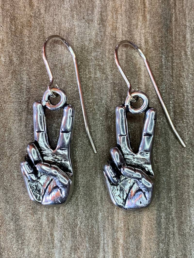 Peace Zeichen Hand Symbol Ohrringe, Asl Handgeste Schmuck, Best Friend Geschenke, Boho Frau, Freundin Weihnachtsgeschenk, Geschenk Für Sie Peace Zeichen Hand Symbol Ohrringe, Asl Handgeste Schmuck, Best Friend Geschenke, Boho Frau, Freundin Weihnachtsgeschenk, Geschenk Für Sie von LoisWagnerOriginals
