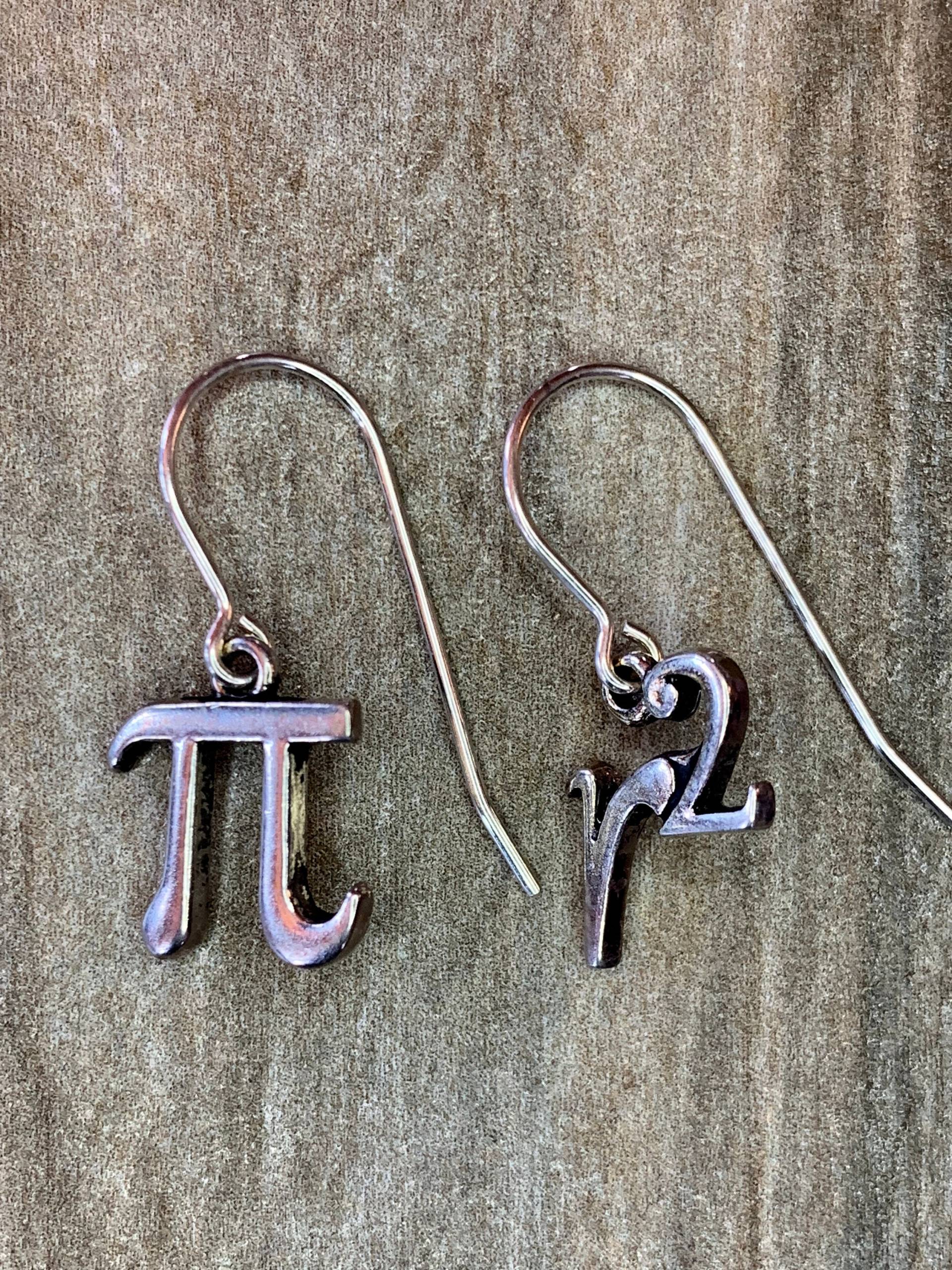 Pi R2 Ohrringe, Geschenk Für Mathe-Liebhaber, Mathe-Lehrer, Nerd Geschenk, Abschlussgeschenk Sie Pi R2 Ohrringe, Geschenk Für Mathe-Liebhaber, Mathe-Lehrer, Nerd Geschenk, Abschlussgeschenk Sie von LoisWagnerOriginals