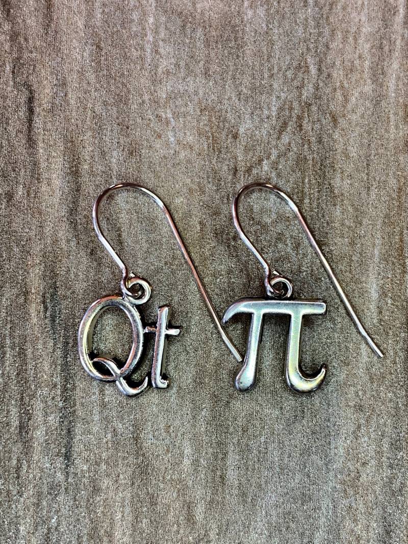 Qt Pi Ohrringe, Geschenk Für Mathe-Liebhaber, Mathe-Lehrer, Nerd Geschenk, Abschlussgeschenk Sie Qt Pi Ohrringe, Geschenk Für Mathe-Liebhaber, Mathe-Lehrer, Nerd Geschenk, Abschlussgeschenk Sie von LoisWagnerOriginals