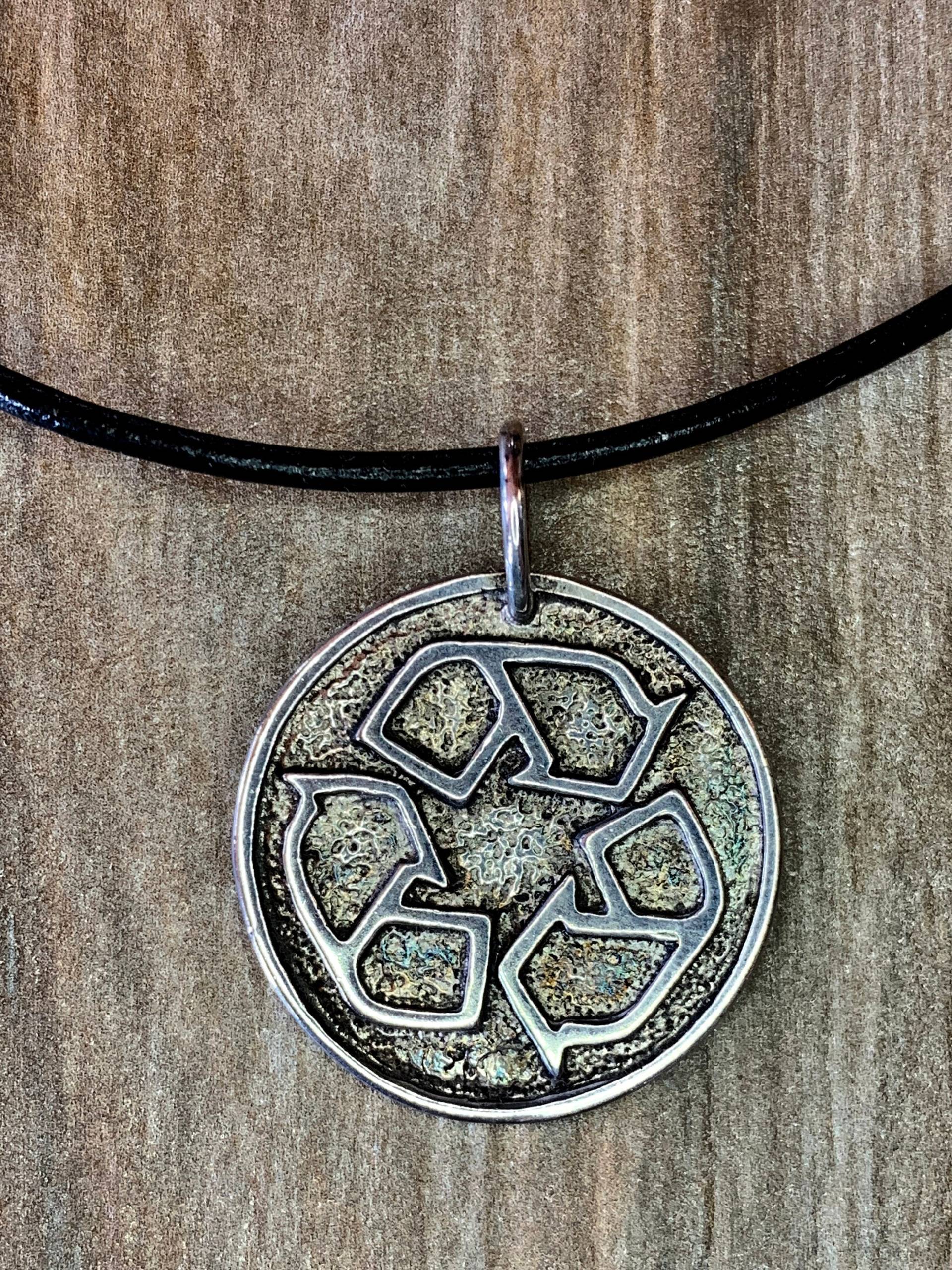 Recycle Halskette, Reduzieren, Wiederverwenden, Geschenke Für Den Tag Der Erde, Schmuck Naturliebhaber Recycle Halskette, Reduzieren, Wiederverwenden, Geschenke Für Den Tag Der Erde, Schmuck Naturliebhaber von LoisWagnerOriginals