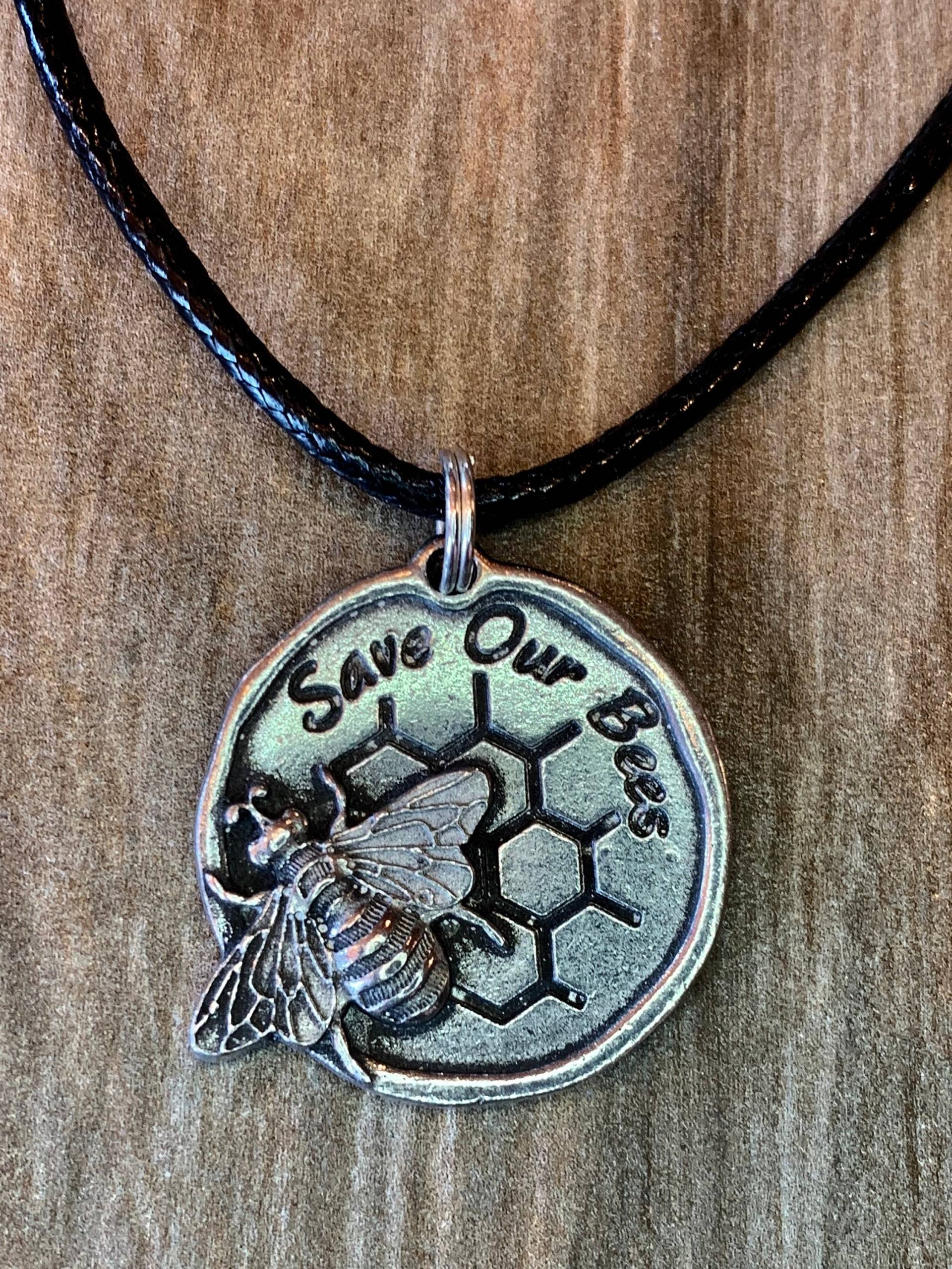 Sparen Sie Unsere Bienen Halskette, Fliegende Geflügelte Honigbiene Münze, Insekt Schmuck, Zierliche Biene, Geschenke Für Naturliebhaber Sparen Sie Unsere Bienen Halskette, Fliegende Geflügelte Honigbiene Münze, Insekt Schmuck, Zierliche Biene, Geschenke Für Naturliebhaber von LoisWagnerOriginals
