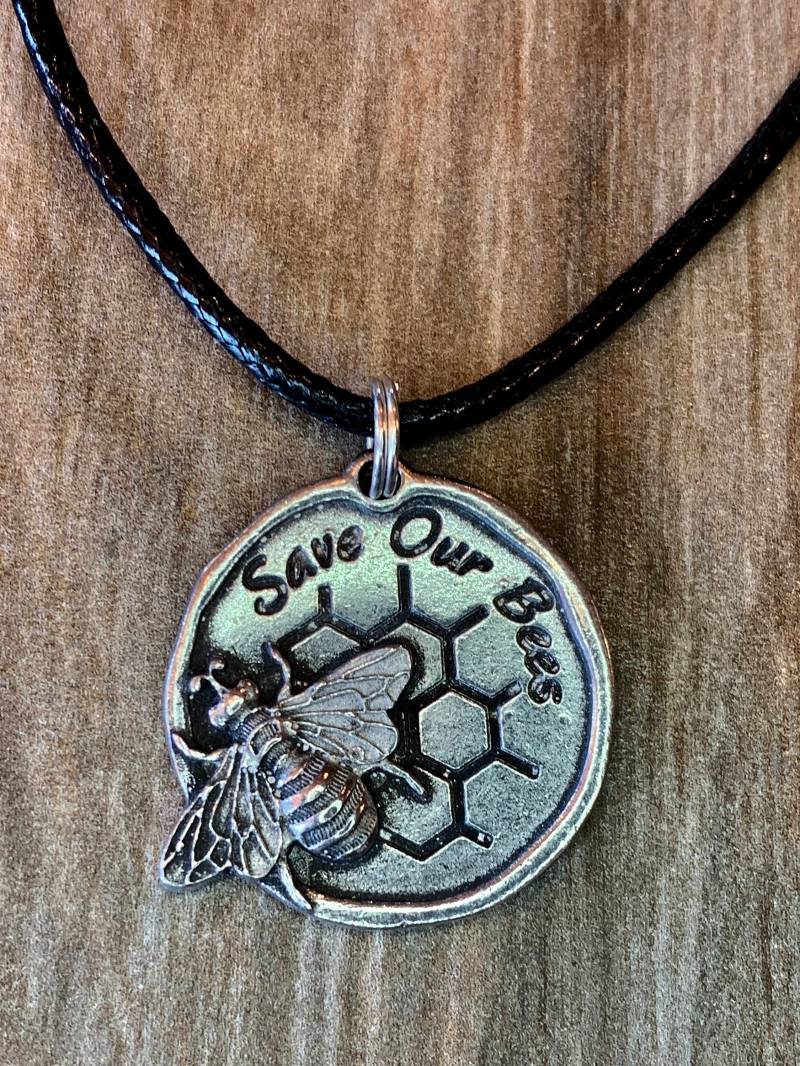 Sparen Sie Unsere Bienen Halskette, Fliegende Geflügelte Honigbiene Münze, Insekt Schmuck, Zierliche Biene, Geschenke Für Naturliebhaber von LoisWagnerOriginals