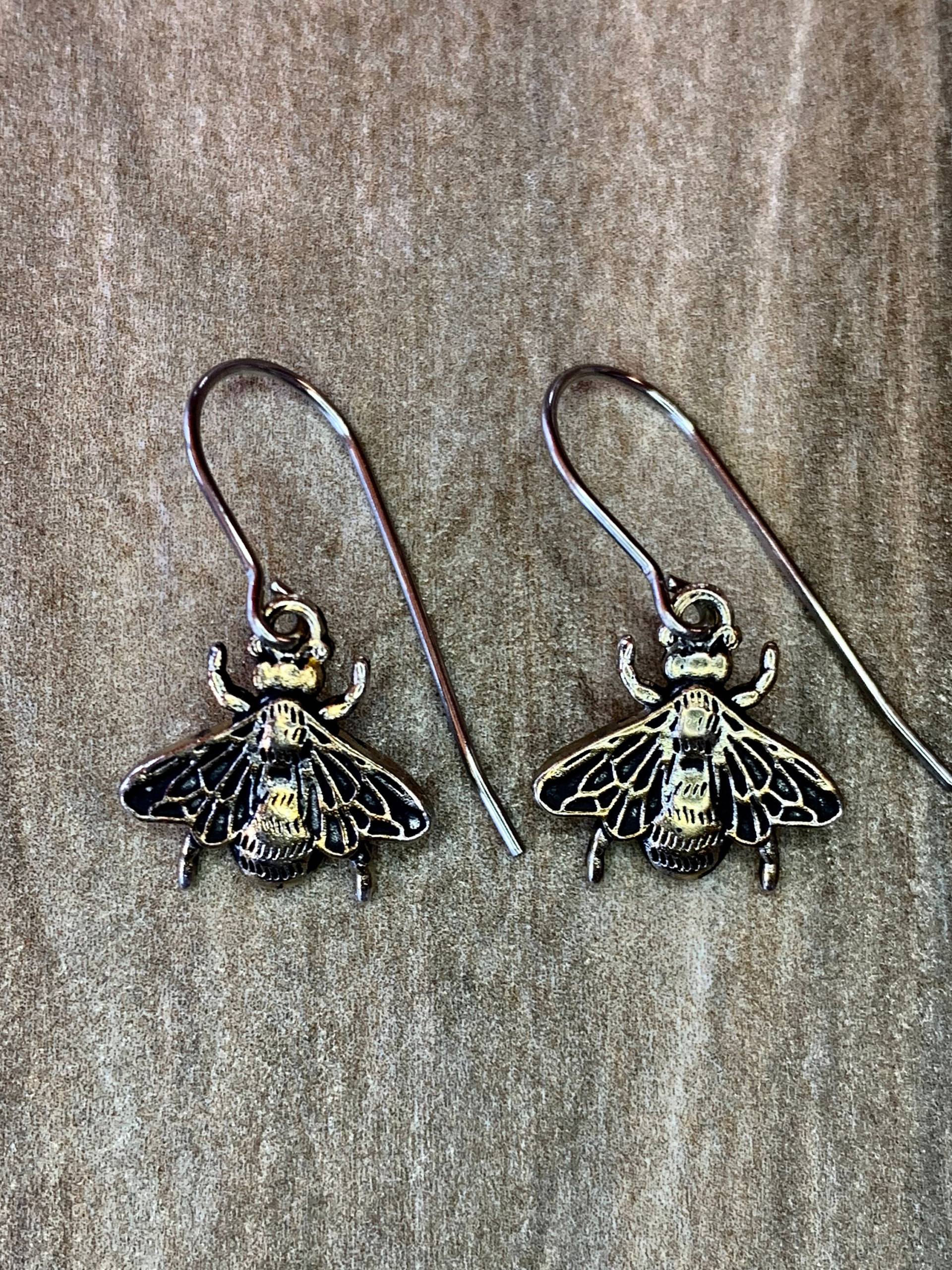 Speichern Sie Die Bienen Ohrringe, Fliegende Geflügelte Honigbiene, Insekt Schmuck, Zierliche Biene, Geschenke Für Naturliebhaber Speichern Sie Die Bienen Ohrringe, Fliegende Geflügelte Honigbiene, Insekt Schmuck, Zierliche Biene, Geschenke Für Naturliebhaber von LoisWagnerOriginals