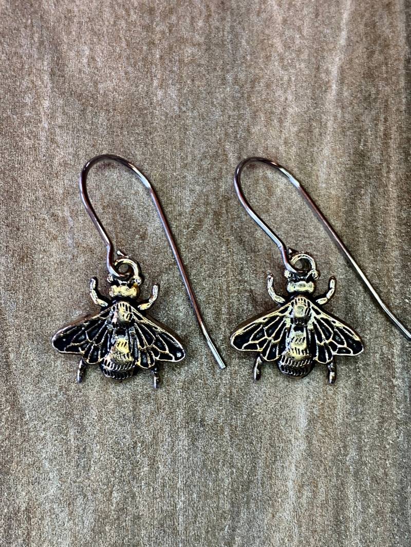 Speichern Sie Die Bienen Ohrringe, Fliegende Geflügelte Honigbiene, Insekt Schmuck, Zierliche Biene, Geschenke Für Naturliebhaber Speichern Sie Die Bienen Ohrringe, Fliegende Geflügelte Honigbiene, Insekt Schmuck, Zierliche Biene, Geschenke Für Naturliebhaber von LoisWagnerOriginals