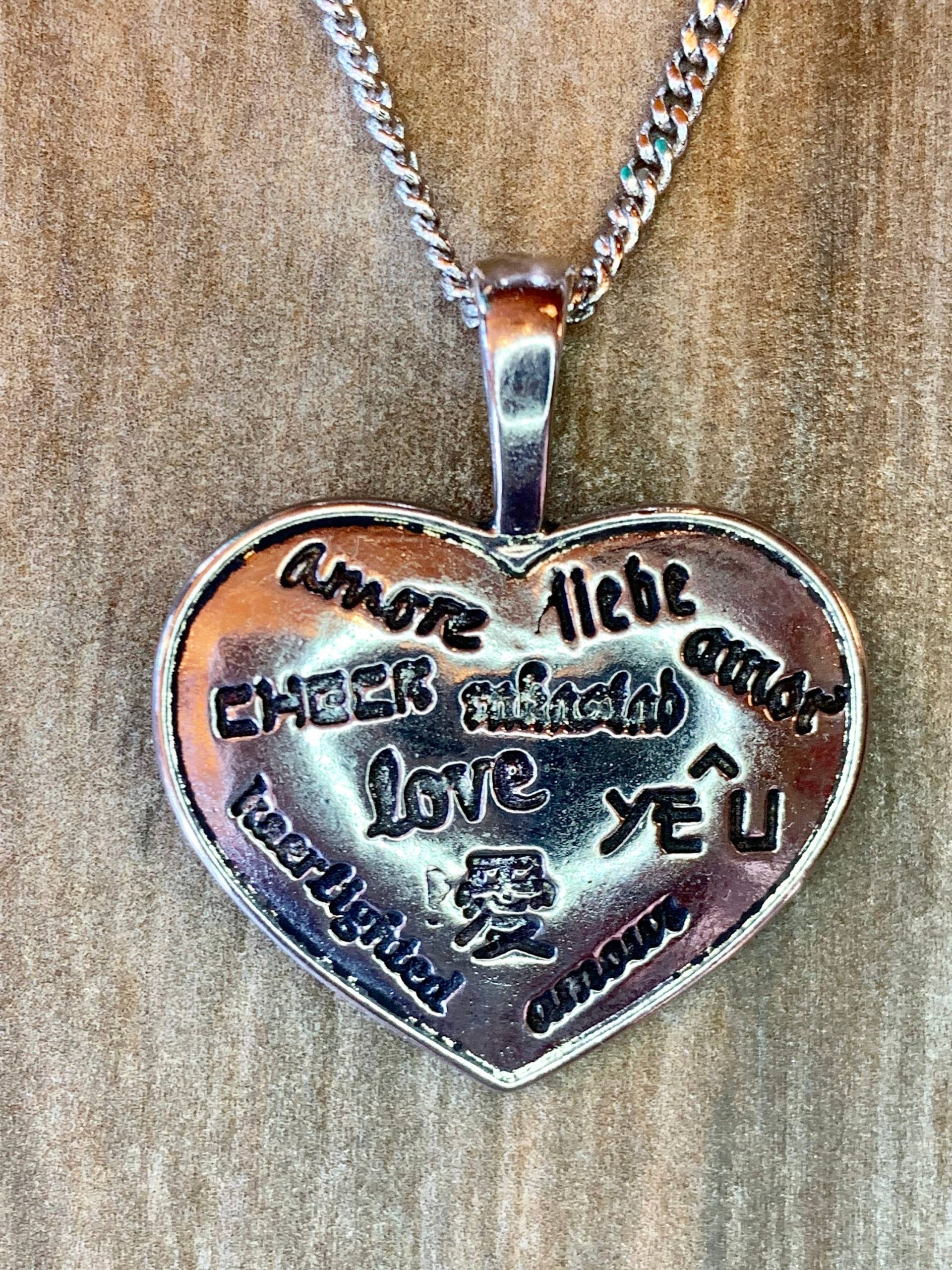 Universal Love Herz Halskette, Vereint in Der Liebe Herz, Mehrere Sprachen, Geschenke Für Sie Universal Love Herz Halskette, Vereint in Der Liebe Herz, Mehrere Sprachen, Geschenke Für Sie von LoisWagnerOriginals