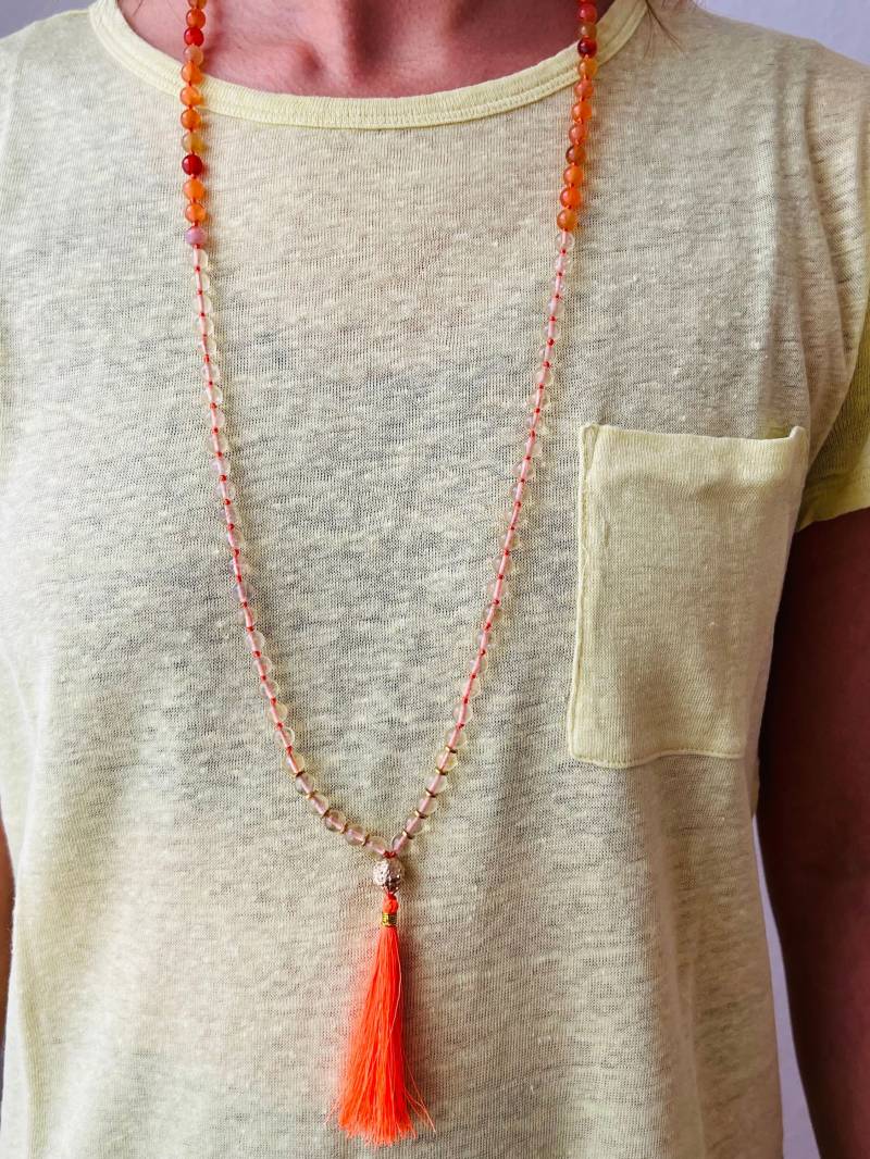 Citrin Karneol Mala Perlen Rudraksha Anhänger, Seiden Quaste Yoga Halskette Citrin Karneol Mala Perlen Rudraksha Anhänger, Seiden Quaste Yoga Halskette von LokkumYoga