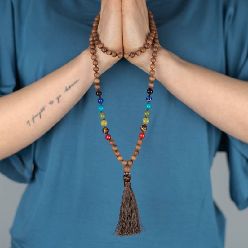 Sieben Chakra Stein Sandelholz Mala 108 Gebetsperlen Meditationskette Sieben Chakra Stein Sandelholz Mala 108 Gebetsperlen Meditationskette von LokkumYoga