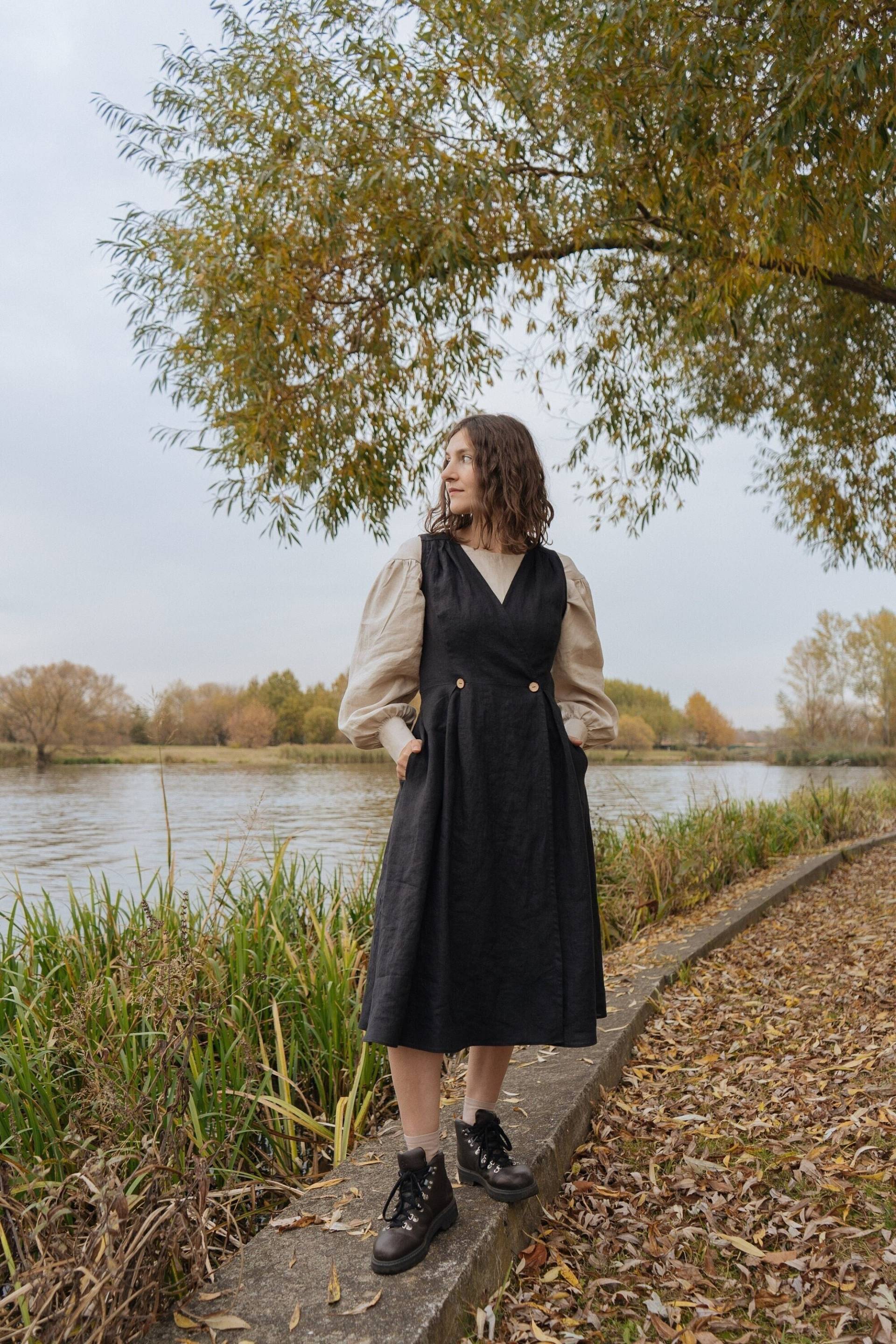 Schwarzes Leinen Trägerkleid, Dark Academia Wickelkleid, Sommerkleid von Lokonkokon