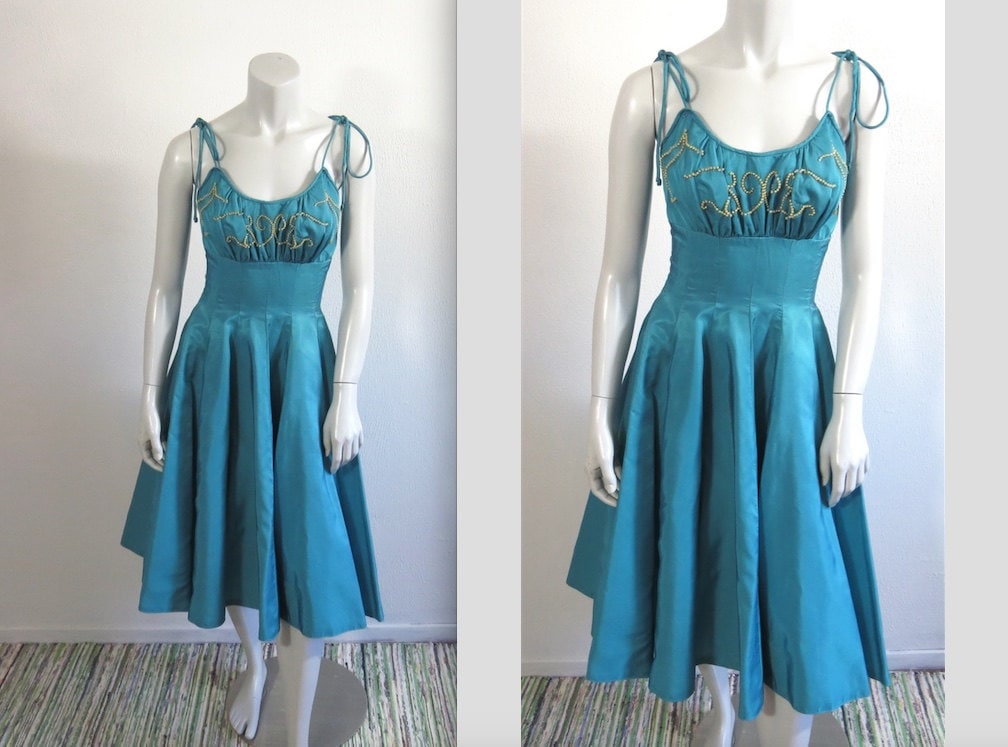 Vintage 1950S Elaine Terry Teal Blue Ballkleid Mit Perlenmieder von LolaAndBlack