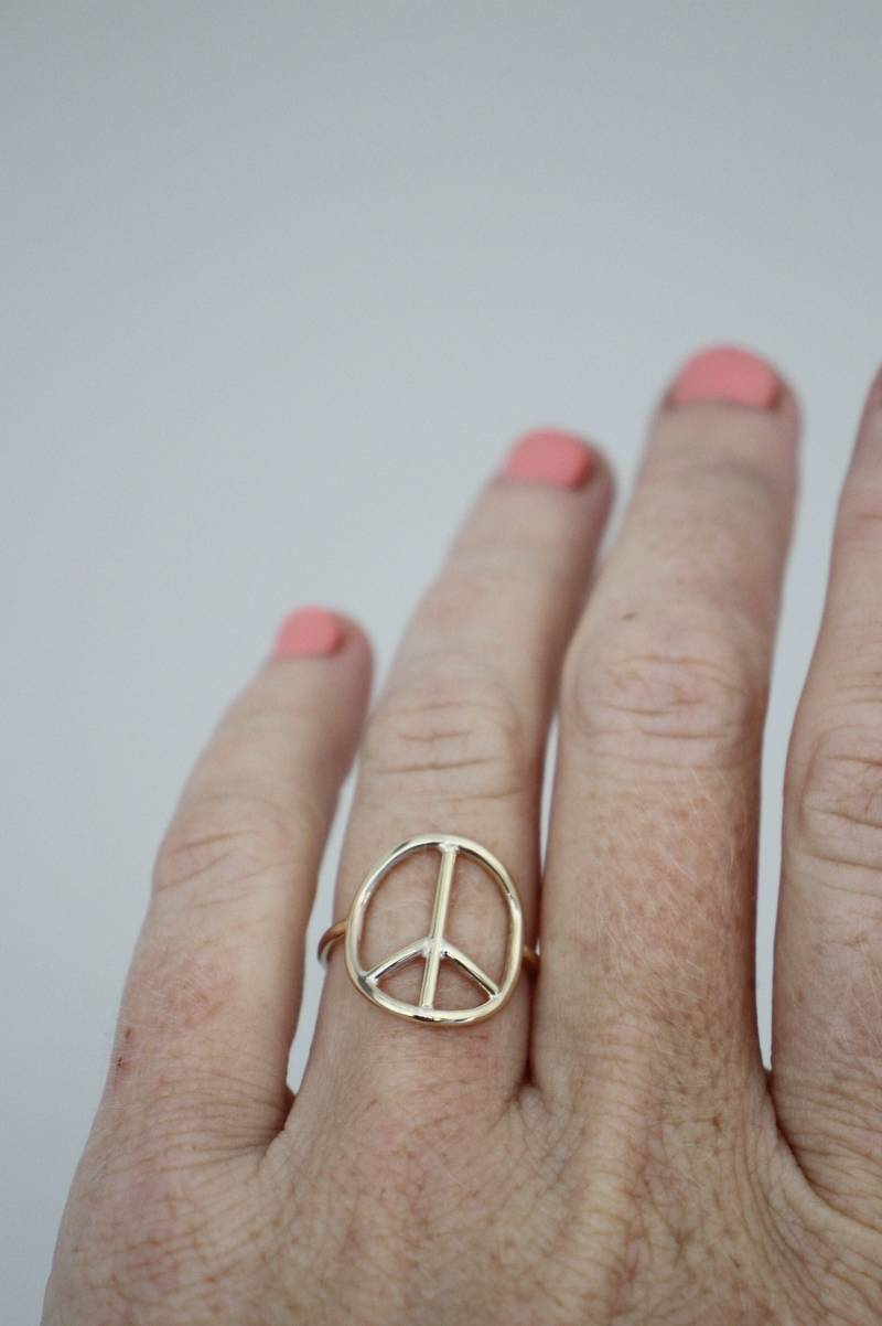 9 Karat Gold Peace Zeichen Ring Handgemachter Boho Schmuck von LolaAndCash
