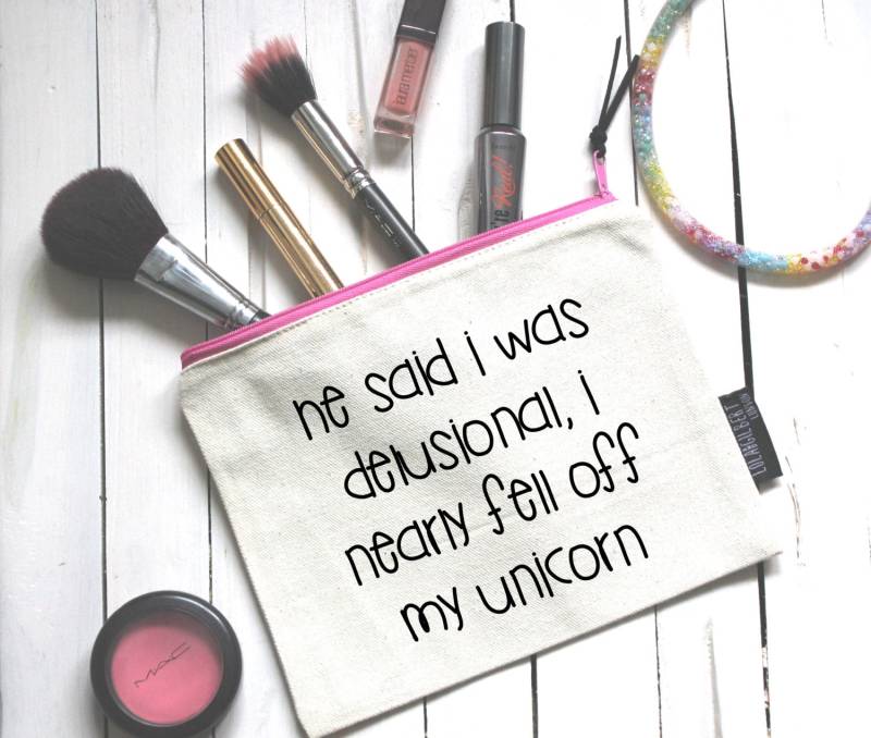 Er Sagte, Ich War Wahnhafte, Fiel Fast Aus Meinem Einhorn Reißverschluss-Etui von LolaAndGilbert