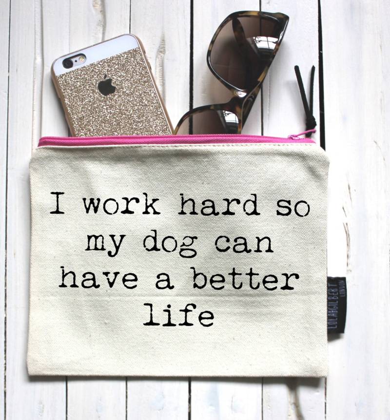 Ich Arbeite Hart, So Dass Mein Hund Ein Besseres Leben Haben Kann. Eine Hand-Bildschirm Gedruckt Beutel, in London Ich Arbeite Hart, So Dass Mein Hund Ein Besseres Leben Haben Kann. Eine Hand-Bildschirm Gedruckt Beutel, in London von LolaAndGilbert