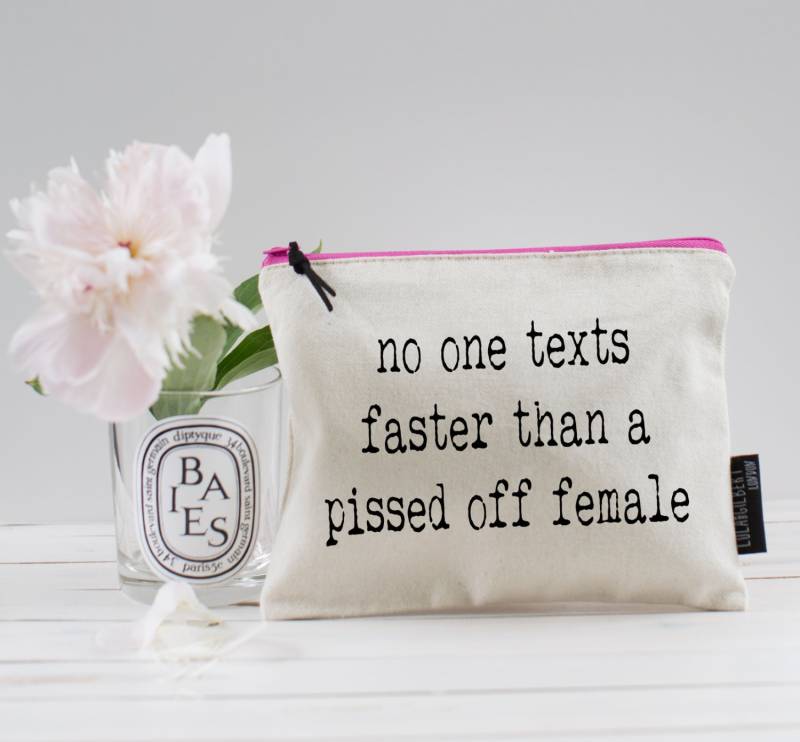 Kein Text Schneller Als Eine Angepisschte Frau Beutel von LolaAndGilbert