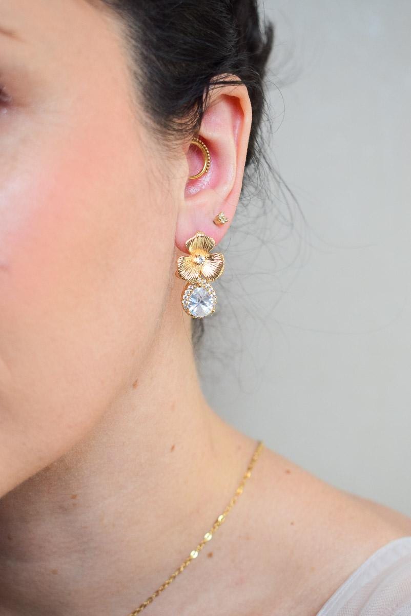 Camelia - Hochzeitsohrringe Mit Blume Und Glamourösem Strasstropfen Camelia - Hochzeitsohrringe Mit Blume Und Glamourösem Strasstropfen von LolaFramboisebijoux