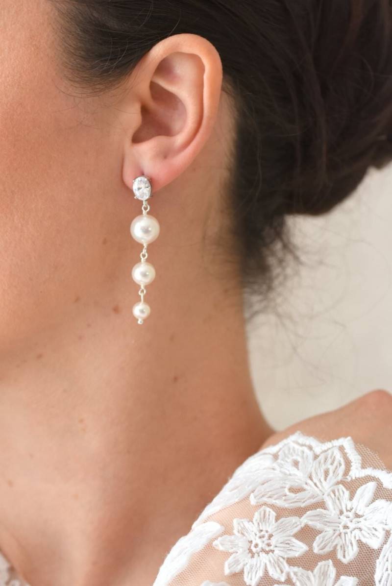 Chandelier - Brautohrringe Mit Unregelmäßigen Perlmuttperlen Und Einem Ovalen Zirkoniumsplitter Chandelier - Brautohrringe Mit Unregelmäßigen Perlmuttperlen Und Einem Ovalen Zirkoniumsplitter von LolaFramboisebijoux