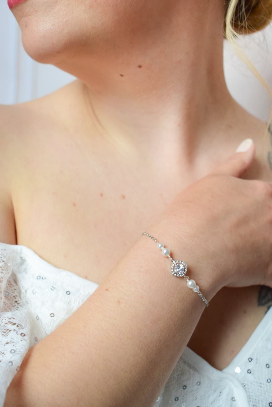 Evangeline - Schickes Und Glamouröses Hochzeitsarmband Mit Zirkonoxiden Perlmuttfarbenen Kristallperlen Hochzeitsschmuck Evangeline - Schickes Und Glamouröses Hochzeitsarmband Mit Zirkonoxiden Perlmuttfarbenen Kristallperlen Hochzeitsschmuck von LolaFramboisebijoux
