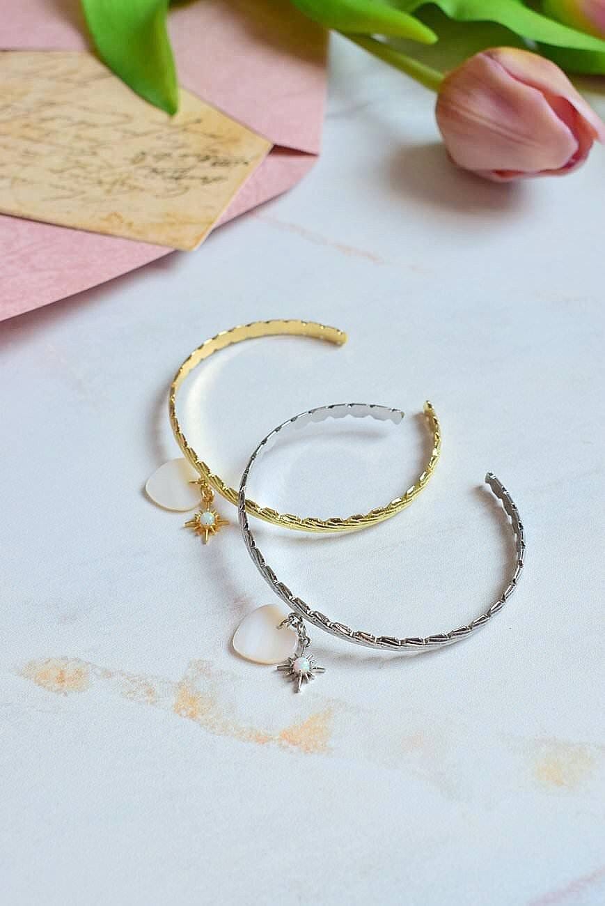 Orion - Armreif Für Trauzeugin Oder Brautjungfer Mit Perlmutt-Herz Und Opal-stern-Charm Orion - Armreif Für Trauzeugin Oder Brautjungfer Mit Perlmutt-Herz Und Opal-stern-Charm von LolaFramboisebijoux